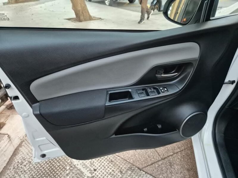 TOYOTA YARIS 1.3 Active